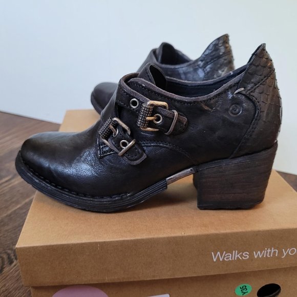 Khrio Black Shoes with Embossed Details (Size 36) - Picture 6 of 9